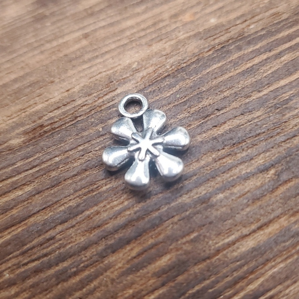 Flower power charm P108